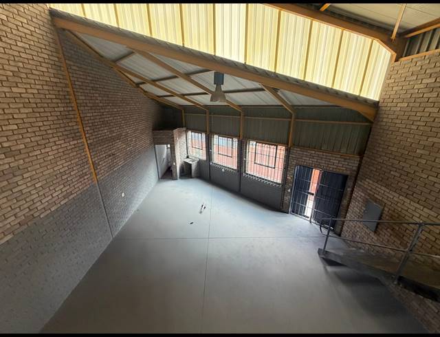 136M² WAREHOUSE TO LET IN HALFWAY HOUSE